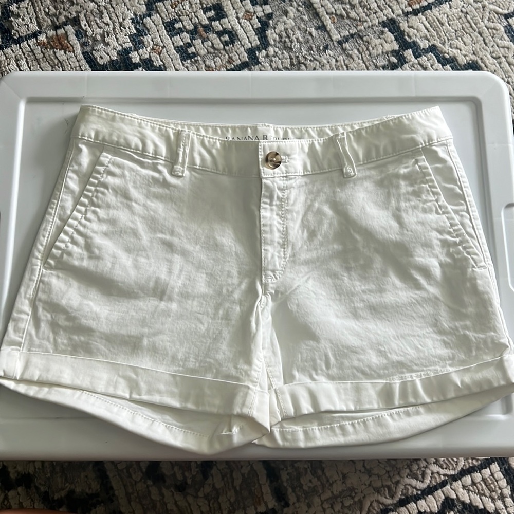 Size 4P Banana Republic cuffed white shorts